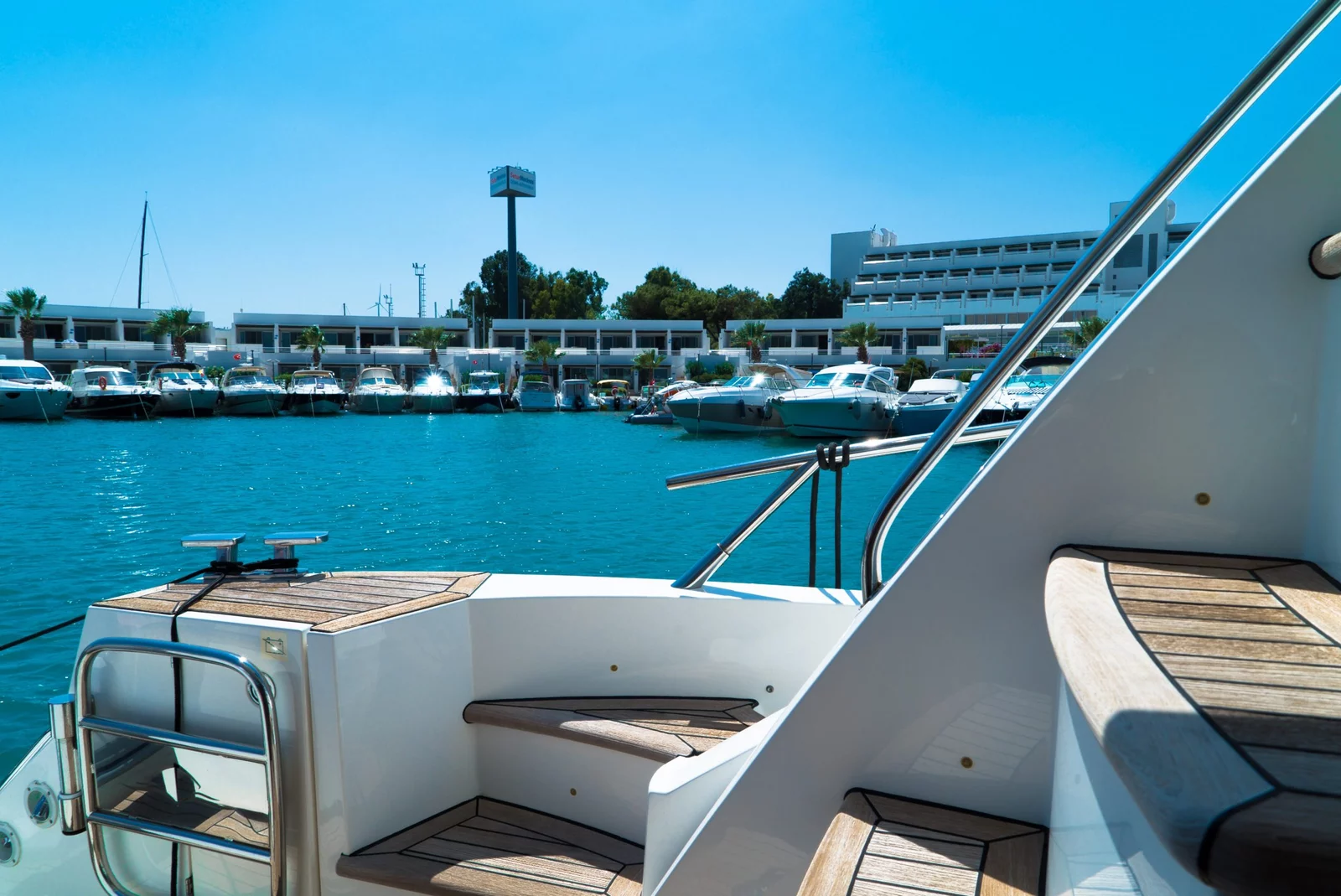 pexels-aytug-aykut-559878-scaled (1) dubai marina yacht rental